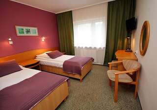 Отель Hotel George Надажин Двухместный номер с 2 отдельными кроватями-1
